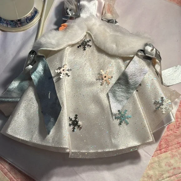 First in Series Holiday Princess Walt Disney Cinderella 1996 Barbie Doll & Stand - Picture 3 of 4
